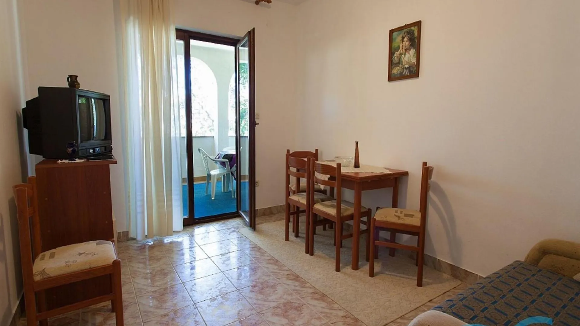 Spacious Apartment With Terrace In Malinska