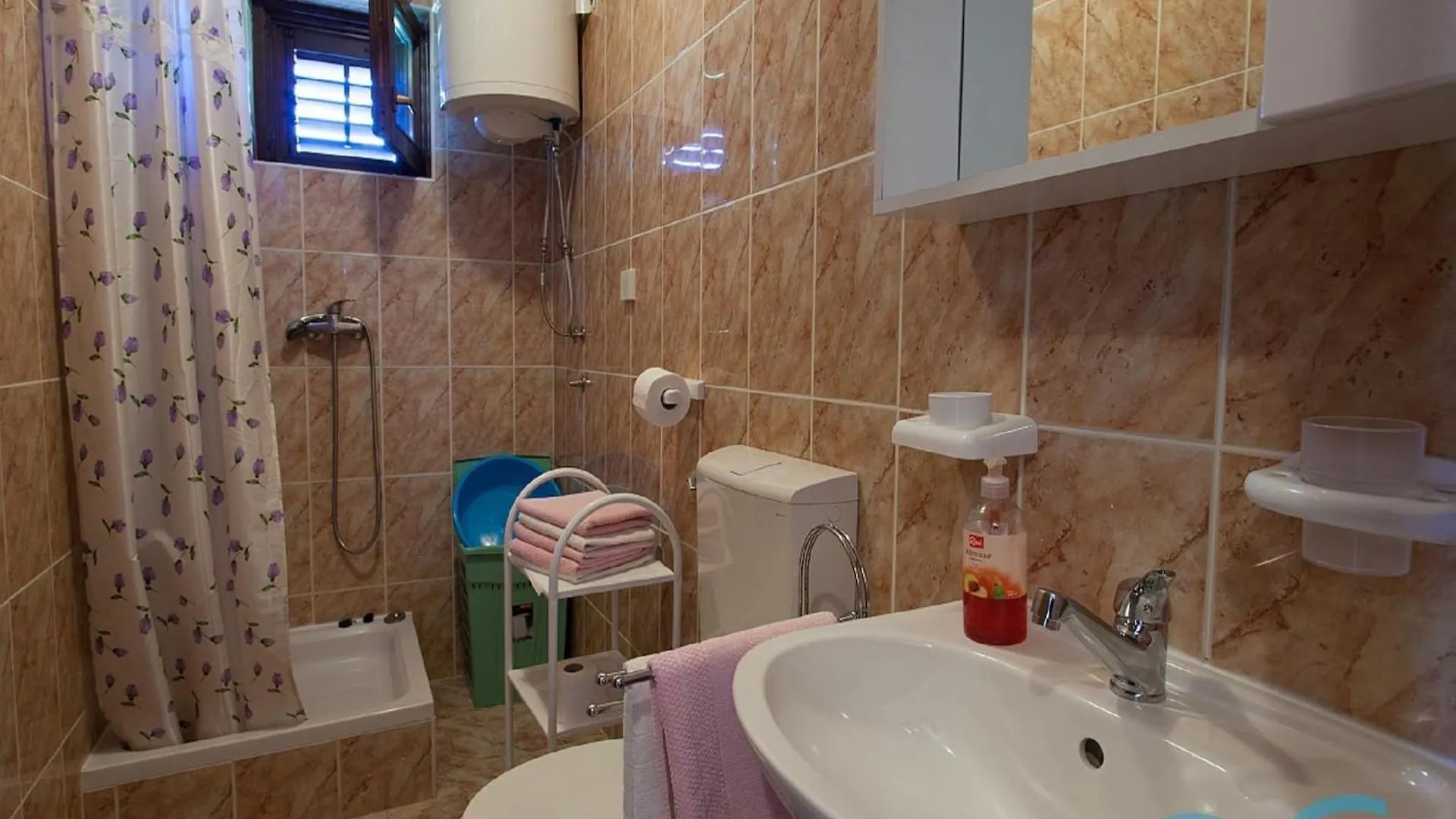 Spacious Apartment With Terrace In Malinska