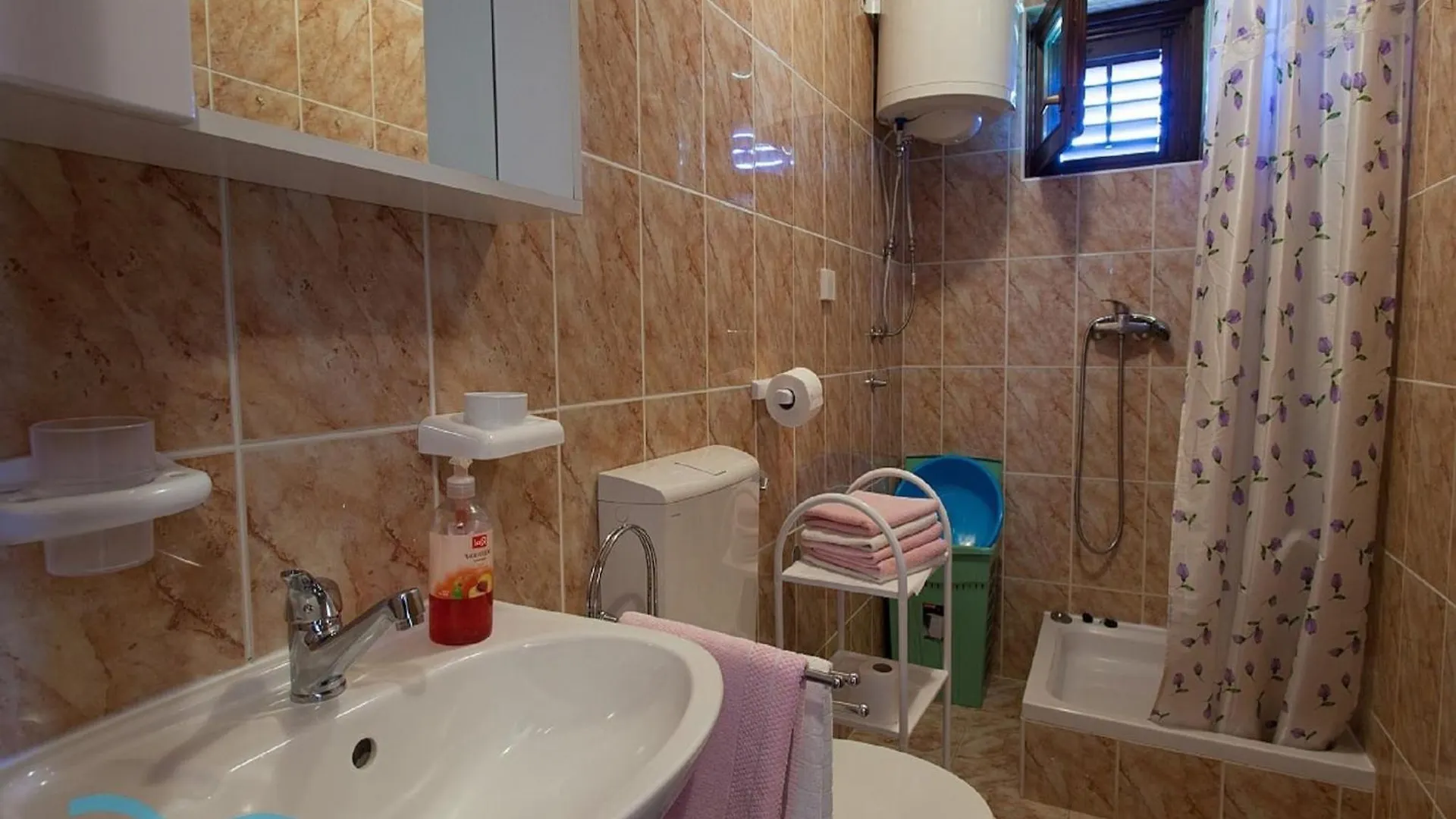 Spacious Apartment With Terrace In Malinska